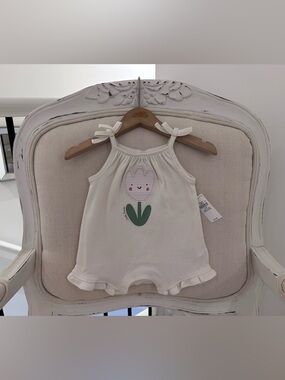 🤍 0~3 Mth Cream Ruffle Baby Romper with Tulip Graphic & Bow Straps NWT